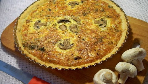 Пирог луковый с грибами