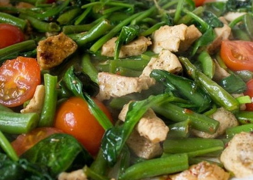 Фасоль стручковая с курицей