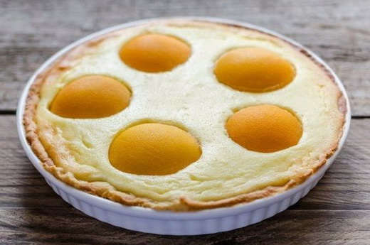 Пирог с творогом и с консервированными персиками