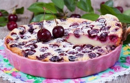 Вишневый клафути с миндалем