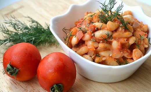 Тушеная фасоль с помидорами