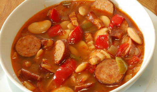Тушеная фасоль с сосисками