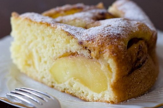 Шарлотка с яблоками на сметане