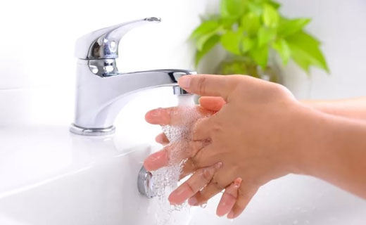 руки в холодной воде