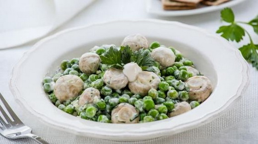 Грибы с зеленым горошком и картофелем