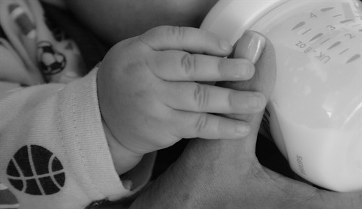 Кормление новорожденного ребенка грудным молоком