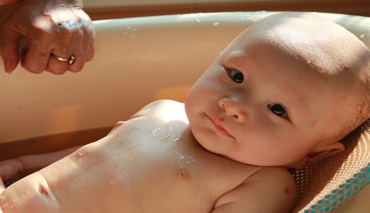 Как купать новорожденного ребенка дома