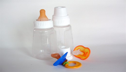 Кормление ребенка из бутылочки