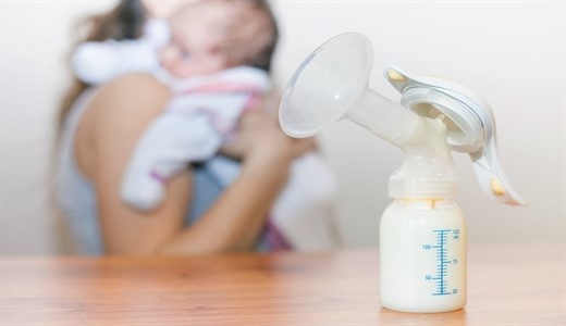 Как нужно сцеживать грудное молоко вручную