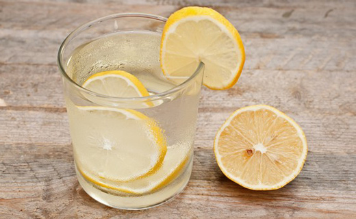 горячая вода и лимонный сок