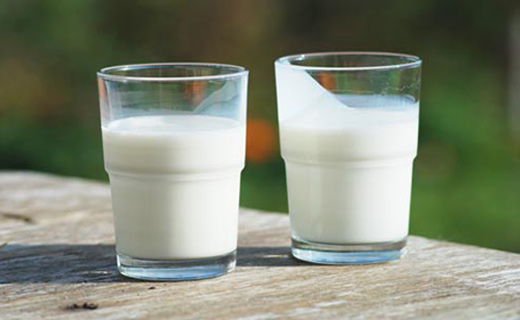 два стакана козъего молока