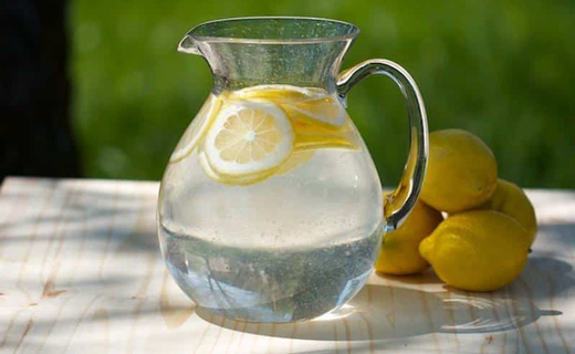 горячая вода  с лимоном
